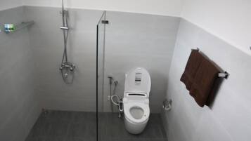 Deluxe-Vierbettzimmer, Balkon, Bergblick | Badezimmer