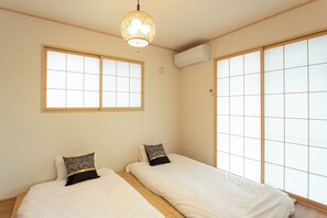 Cortinas blackout, wifi gratis y ropa de cama 