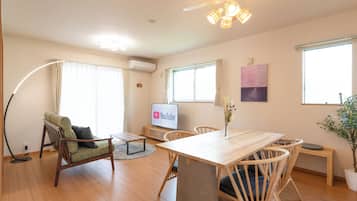 Family House, 4 Bedrooms | In-room dining