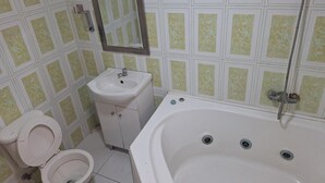 Ein Badezimmer mit Toilette, Waschbecken und Badewanne.