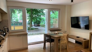 Una cucina moderna con angolo ristoro, TV e vista sull'esterno.