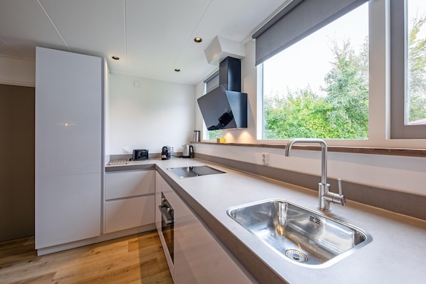 Classic House, 3 Bedrooms | Private kitchen - Cozy Holiday Home in Den Burg With hot tub (Den Burg)