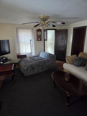 Living area - Charming 4-bedroom house in a private country setting in Schenevus (Schenevus)