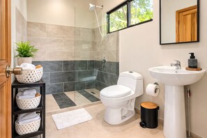 Hair dryer, towels, toilet paper - Jungle Retreat w/ Jacuzzi River & Near Arenal (La Fortuna)