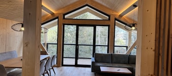 Superior Chalet With Sauna & Hot Tub