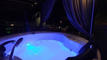 Jetted bathtub