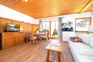 TV - Vacation apartment BergAusZeit (Reit im Winkl)