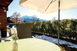 Outdoor dining - Vacation apartment BergAusZeit (Reit im Winkl)