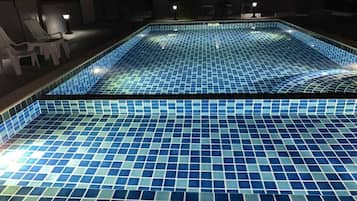 Quarto casal ou duplo standard, sacada | Piscina