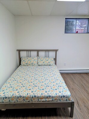 1 dormitorio, tabla de planchar con plancha, wifi y ropa de cama