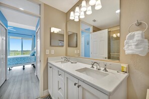 Premier Townhome, 2 Bedrooms, Balcony | Bathroom - Mangrove Point Townhome (Ruskin)
