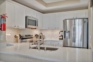 Premier Townhome, 2 Bedrooms, Balcony | Private kitchen - Mangrove Point Townhome (Ruskin)