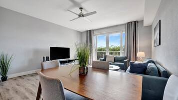 Casa adosada Deluxe, 3 habitaciones, balcón | Servicio de comidas en la habitación