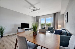 Nhà liên kế Deluxe, 3 phòng ngủ, ban công | Khu vực ăn uống tại phòng