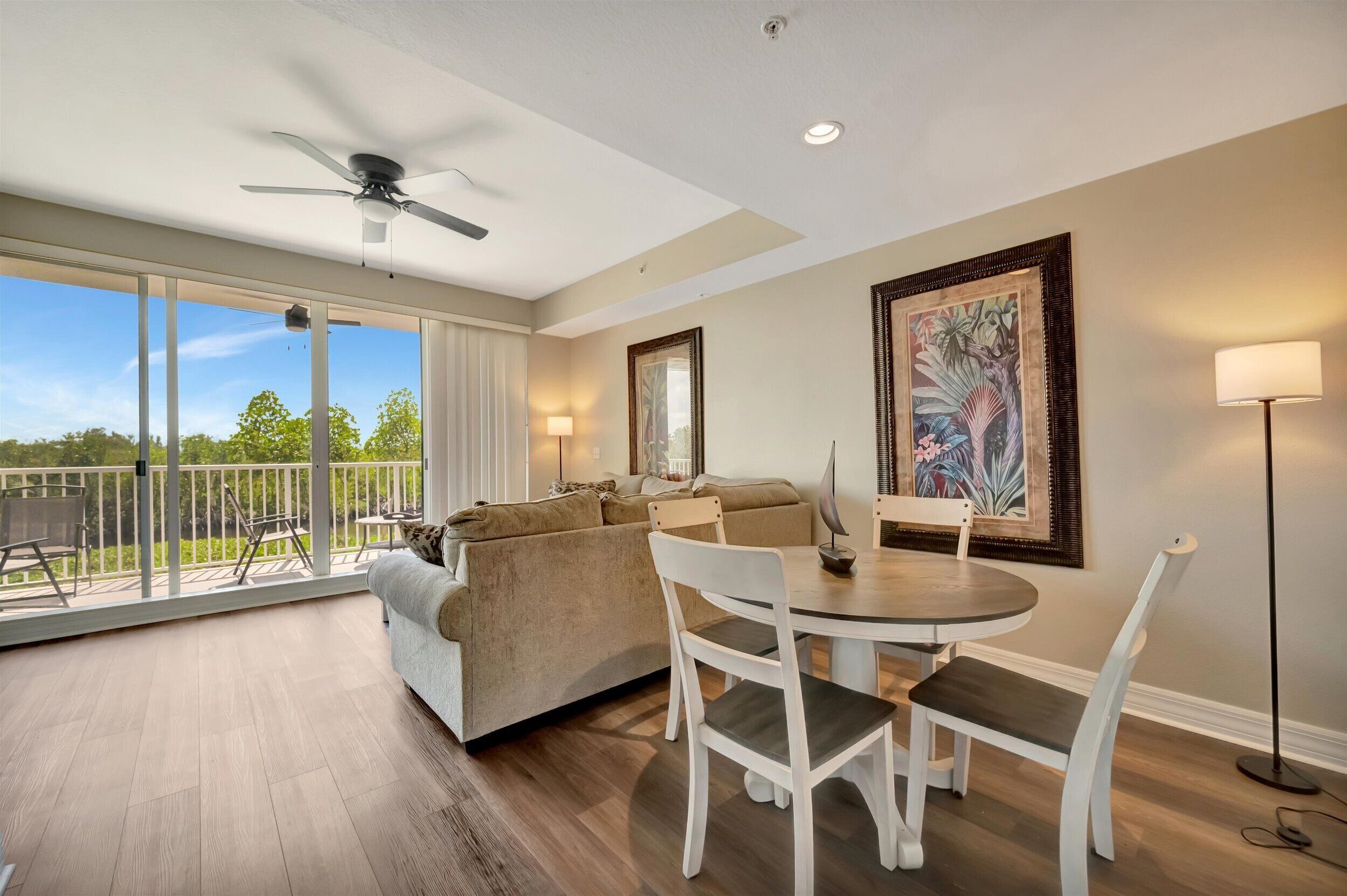 Panoramic Townhome, 2 Bedrooms, Balcony | Living area