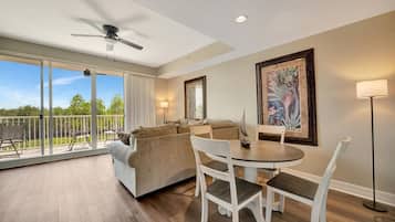 Panoramic Townhome, 2 Bedrooms, Balcony | Living area