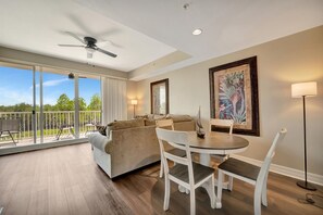 Casa de ciudad panorámica, 2 habitaciones, balcón | Área de sala de estar