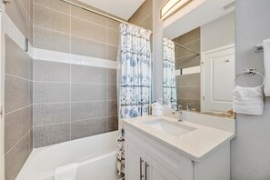 Casa de ciudad Deluxe, 3 habitaciones, balcón | Baño | Tina con regadera, amenidades de baño gratuitas, toallas, jabón 