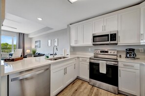 Deluxe Townhome, 3 Bedrooms, Balcony | Private kitchen