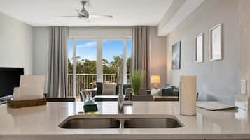 Deluxe Townhome, 3 Bedrooms, Balcony | Private kitchen | Full-size fridge, microwave, oven, stovetop