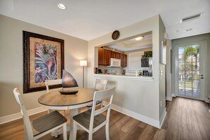 Panoramic Townhome, 2 Bedrooms, Balcony | In-room dining - Mangrove Point Townhome (Ruskin)