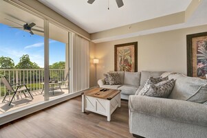 Panoramic Townhome, 2 Bedrooms, Balcony | Living area