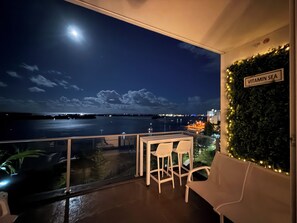 Property grounds - Waterfront Gold Coast Luxury apartment on the Lagoon (Labrador)