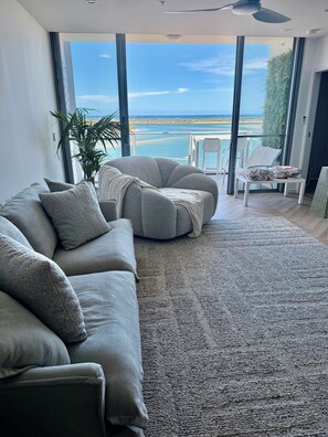 Smart TV, books - Waterfront Gold Coast Luxury apartment on the Lagoon (Labrador)