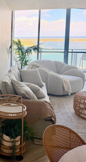 Smart TV, books - Waterfront Gold Coast Luxury apartment on the Lagoon (Labrador)