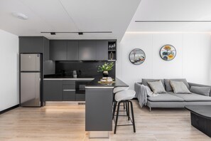 Suite Confort, balcón, vista al resort | Área de sala de estar