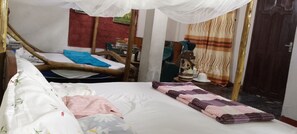 Habitación triple económica, vista a la montaña | Wifi gratis