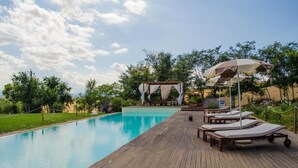 A swimming pool with lounge chairs and a gazebo. - L'ANTIGO GRANARO (Ancona)