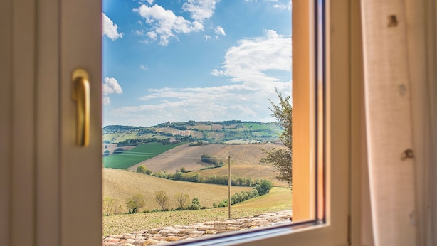 A window with a view of rolling hills and a clear sky. - L'ANTIGO GRANARO (Ancona)