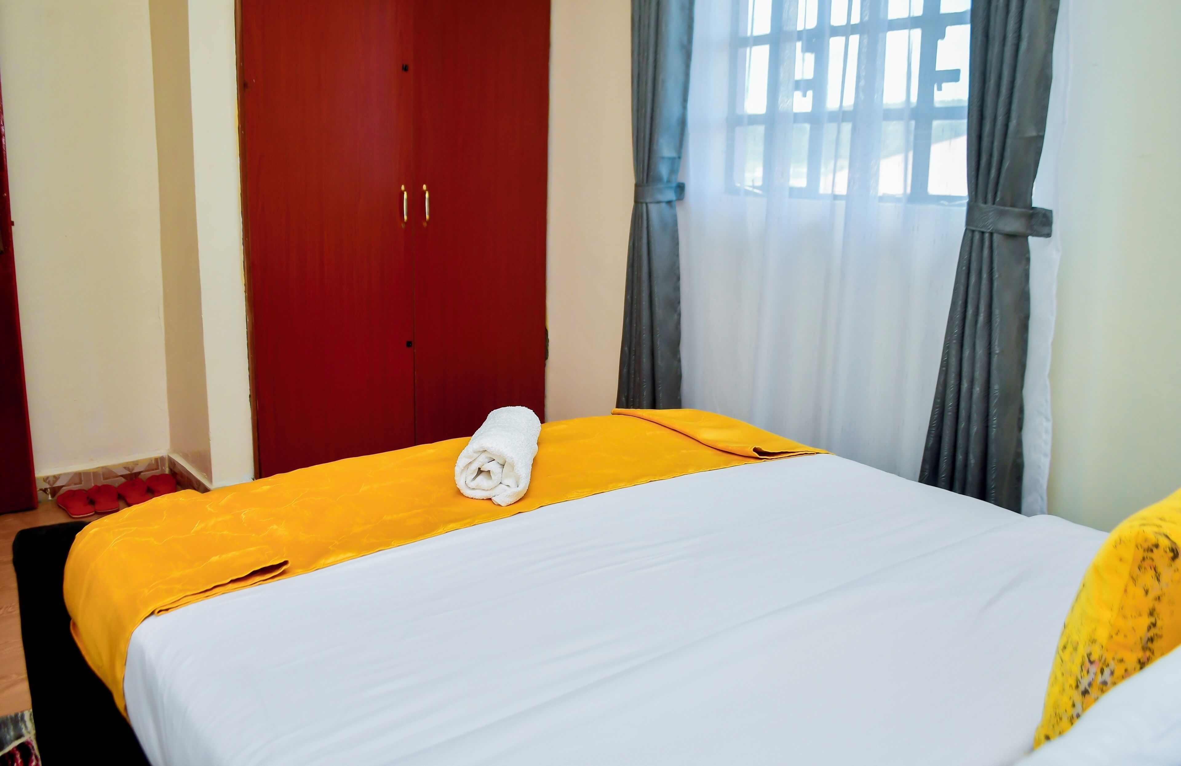 2 habitaciones, tabla de planchar con plancha y cuna de viaje 