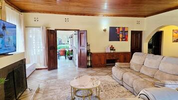 Smart TV, fireplace