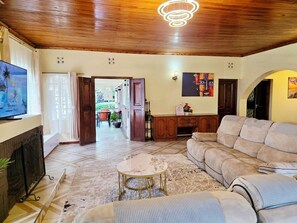 Smart TV, fireplace - Beautiful 4 bedroom home located in the heart of Naivasha town. (Naivasha)
