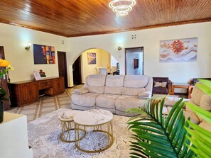 Smart TV, fireplace - Beautiful 4 bedroom home located in the heart of Naivasha town. (Naivasha)