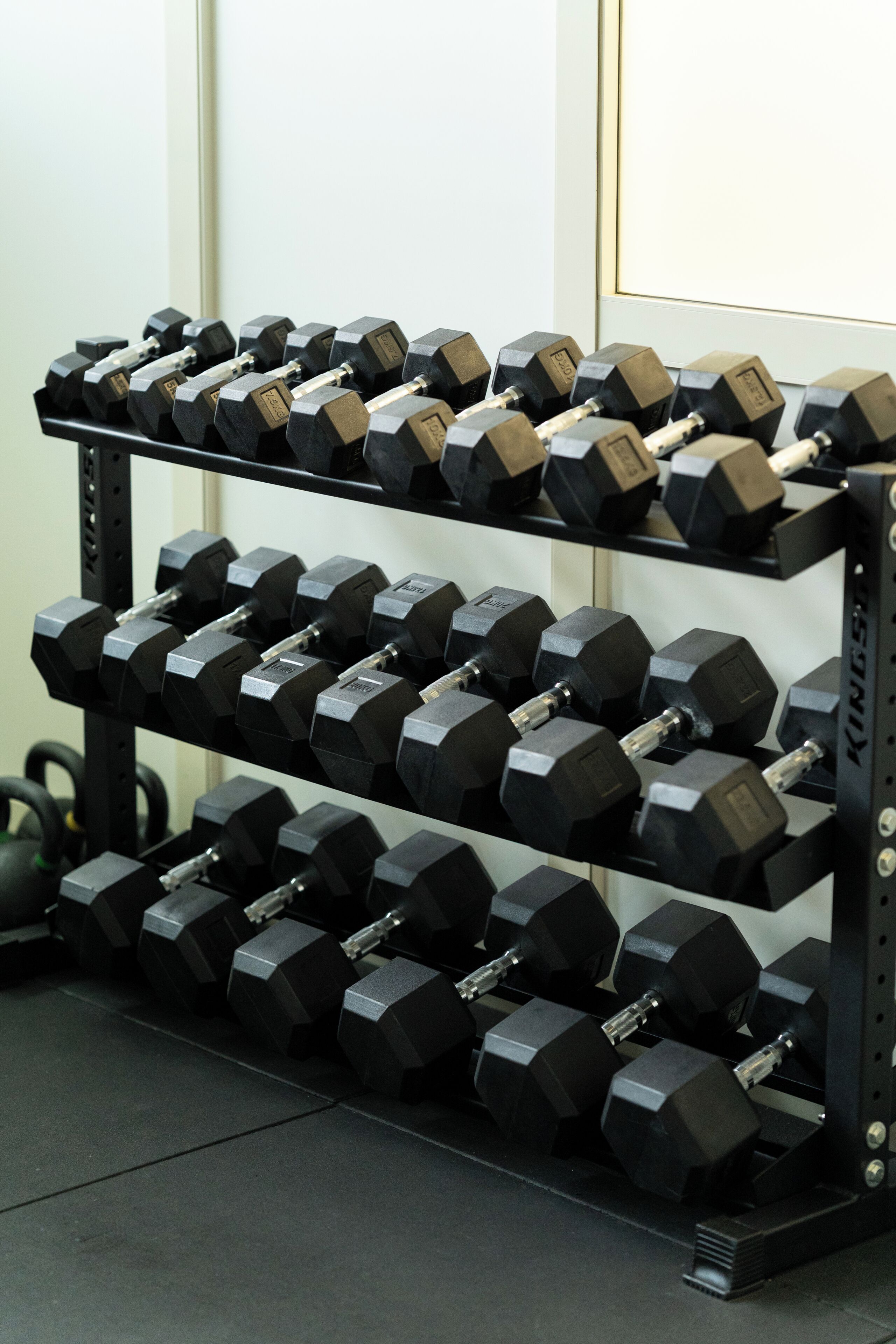 Un porta pesi in gomma nera in palestra.