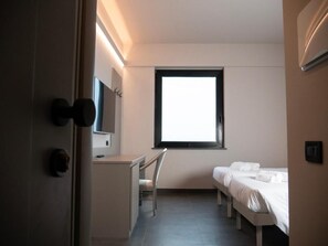 Desk, iron/ironing board, free WiFi, bed sheets - Aldero Hotel (Fabrica di Roma)
