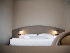 Double Room | Desk, iron/ironing board, free WiFi, bed sheets