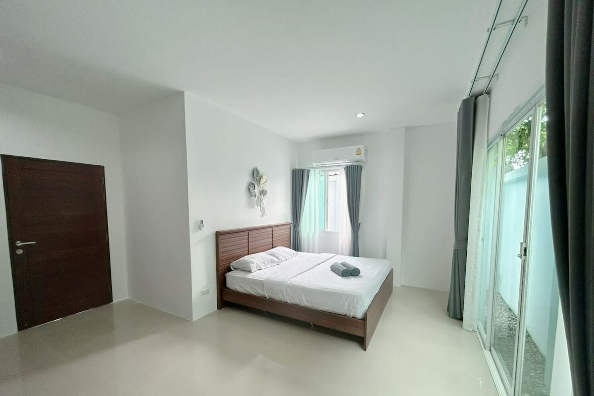 Double Room | In-room safe, blackout drapes, iron/ironing board, free WiFi