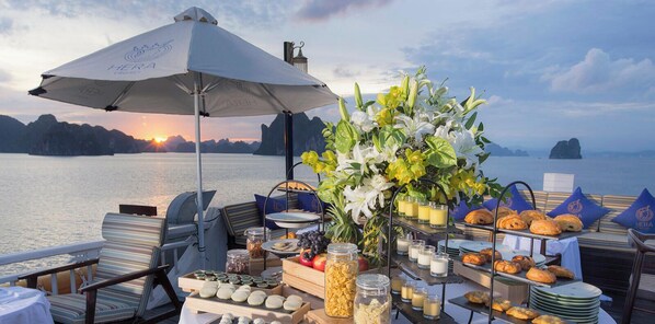 Outdoor dining - LAN HA BAY  STAR CRUISE  (Ha Long)