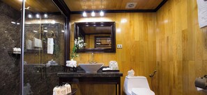 Shower, free toiletries, hair dryer, slippers - LAN HA BAY  STAR CRUISE  (Ha Long)