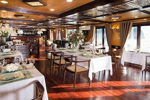 Dining - LAN HA BAY STAR CRUISE (Ha Long)