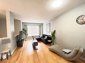 Living area - Clean home sleep 13+wifi Netflix parking 7beds (Brampton)