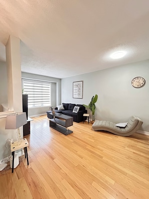 Living area - Clean home sleep 13+wifi Netflix parking 7beds (Brampton)