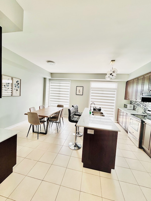 Private kitchen - Clean home sleep 13+wifi Netflix parking 7beds (Brampton)