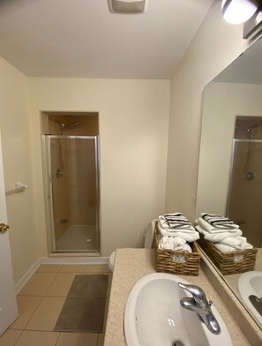 Serviettes fournies, savon, papier de toilette