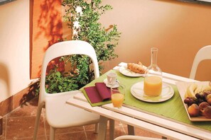 Outdoor dining - Apartment in Cogoleto with pool (Cogoleto)