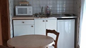 Private kitchen - Studio with kitchenette and garden view (REMONCOURT)